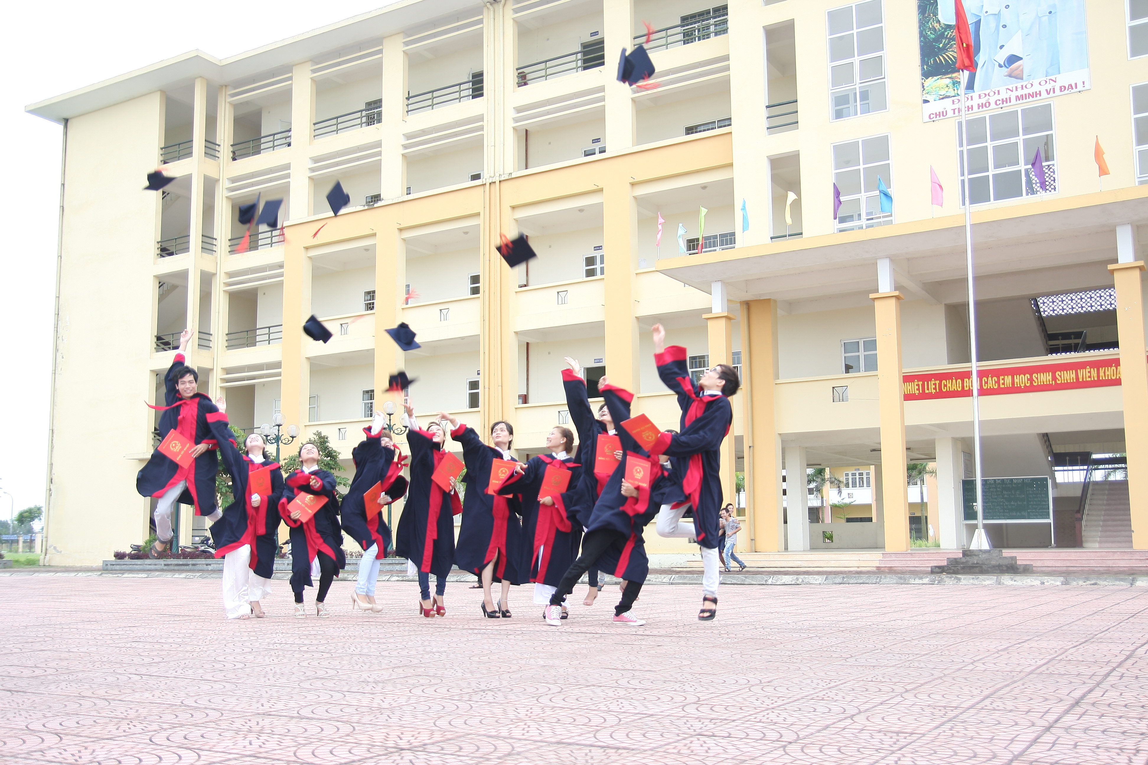 Về trường chúng tôi